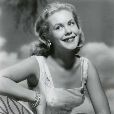 Awards. Elizabeth Montgomery was born into stardom, growing up in Los Angeles as the daughter of notable actor Robert Montgomery. While she studied acting as she grew up, she wound up catching her ...